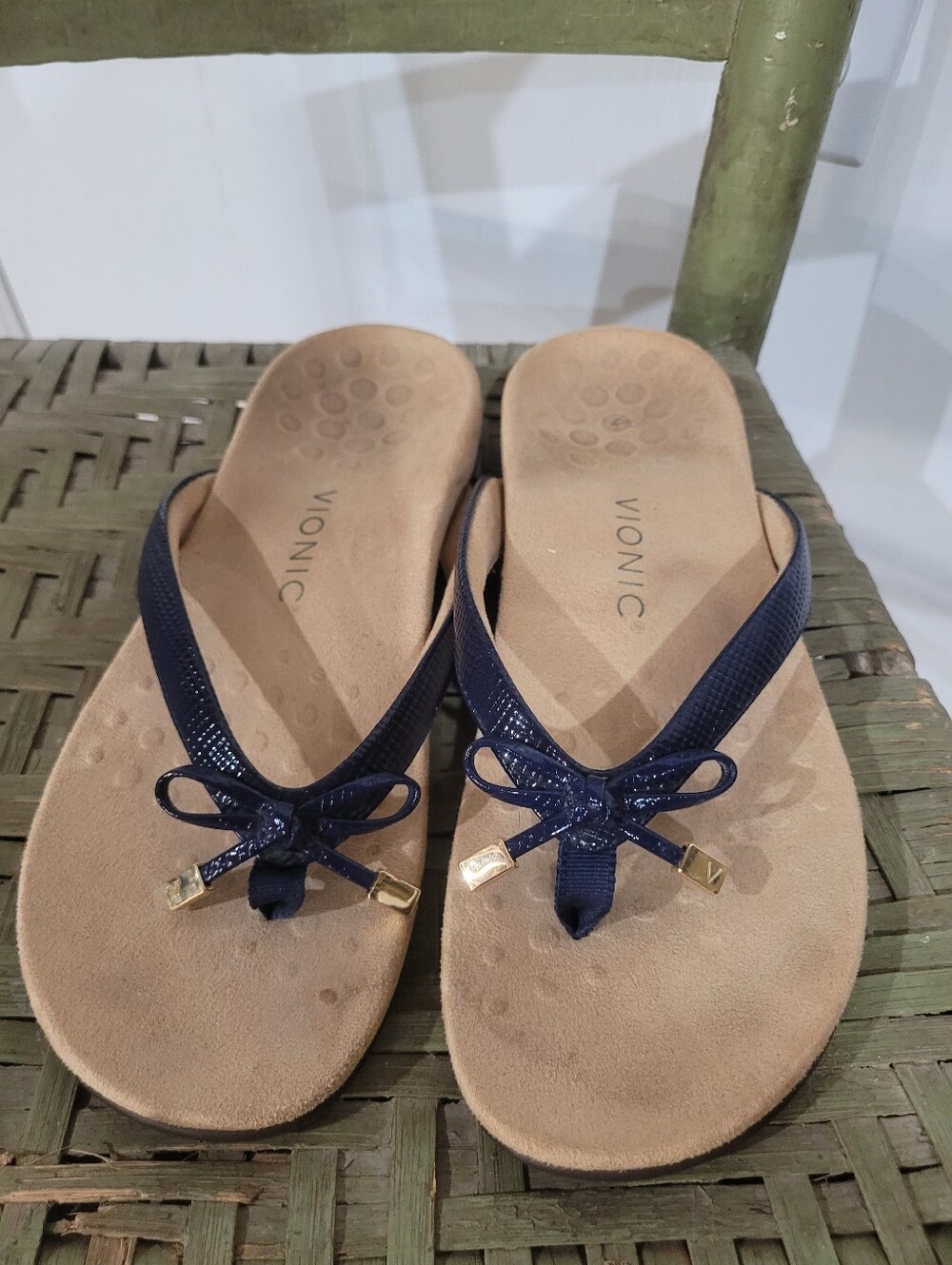 Vionic Bella II Navy Embossed Bow Thong Sandals with Gold Accents Size 8 - Picture 2 of 7